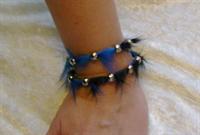 armbånd af koskind og med perler