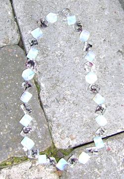 Hotsjok design halskæde med opal og krystal