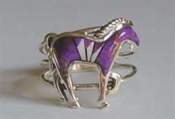 Eksklusiv ring med hest af lilla turkis og sterling sølv.