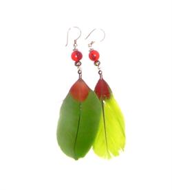 Hotsjok design øreringe med gul-grønne papegøjefjer.