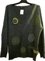 Grøn striktrøje med hæklerier.