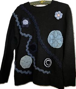 Blå vintage striktrøje med hæklerier.