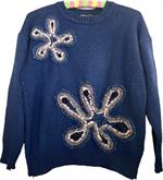 Blå striktrøje med store blomster.