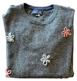 Grå striktrøje med blomster.