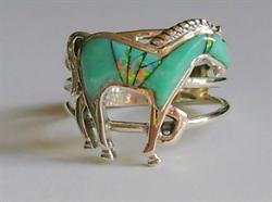 Eksklusiv ring med hest af turkis og sterling sølv.