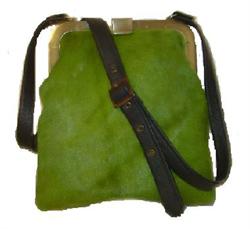 Hotsjok taske med bøjle i grøn koskind med hår.