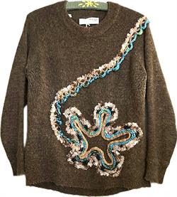 Brun striktrøje med håndlavet blomster