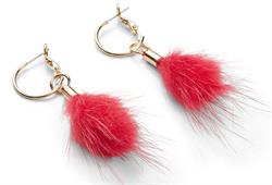 Øreringe i pels af mink.