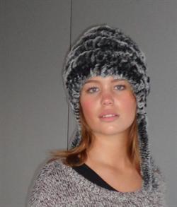 Eksklusiv kanin pelshue med lille øreklap.