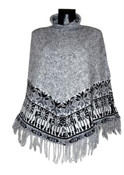Poncho i grå alpaca med mønster.